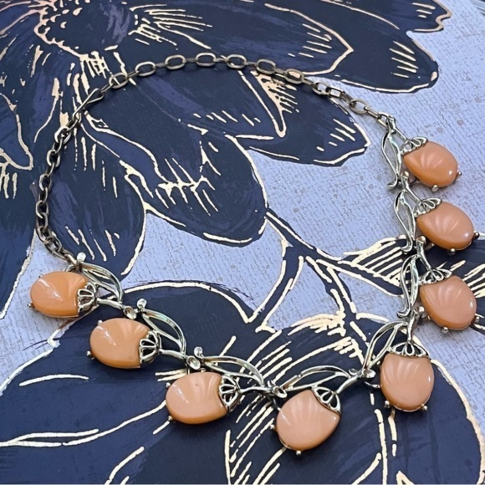 Vintage 40s Rare and Beautiful Gold Tone Peach 🍑 Orange Leaf Necklace A3